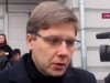 Ušakovs apmeklē Borisa Ņemcova bēres un noliek ziedus “rīdzinieku vārdā”